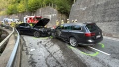 Beide Autos wurden massiv beschädigt.