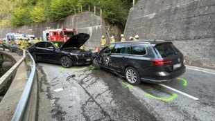 Beide Autos wurden massiv beschädigt.
