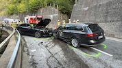 Beide Autos wurden massiv beschädigt.