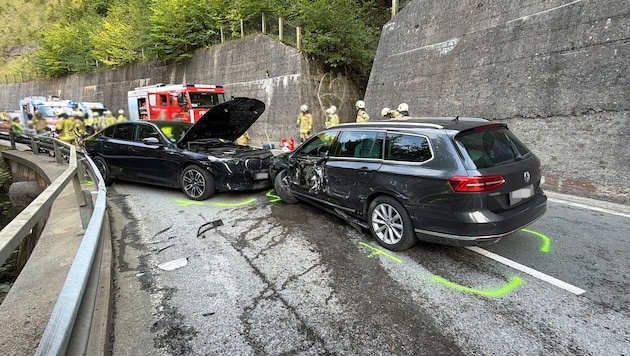 Beide Autos wurden massiv beschädigt.
