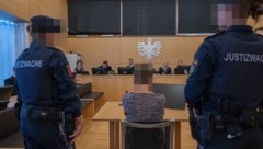 Am 30. Jänner schnitt eine gebürtige Wienerin ihrem Sohn in der gemeinsamen Wohnung im ...