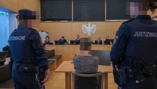 Am 30. Jänner schnitt eine gebürtige Wienerin ihrem Sohn in der gemeinsamen Wohnung im ...