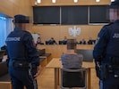 Am 30. Jänner schnitt eine gebürtige Wienerin ihrem Sohn in der gemeinsamen Wohnung im ...