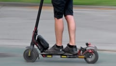 Als der 37-Jährige mit seinem E-Scooter davonfahren wollte, soll ihn der unbekannte Mann mit ...