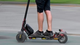 Als der 37-Jährige mit seinem E-Scooter davonfahren wollte, soll ihn der unbekannte Mann mit ...