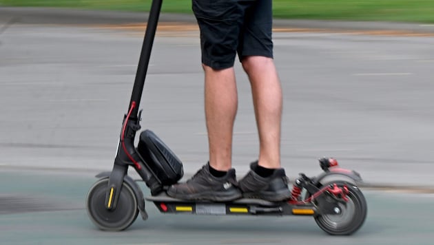 Als der 37-Jährige mit seinem E-Scooter davonfahren wollte, soll ihn der unbekannte Mann mit ...