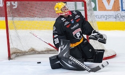 An Keeper Alex Caffi lag es nicht, dass die Pioneers Vorarlberg nach den zwei Auftaktspielen ...