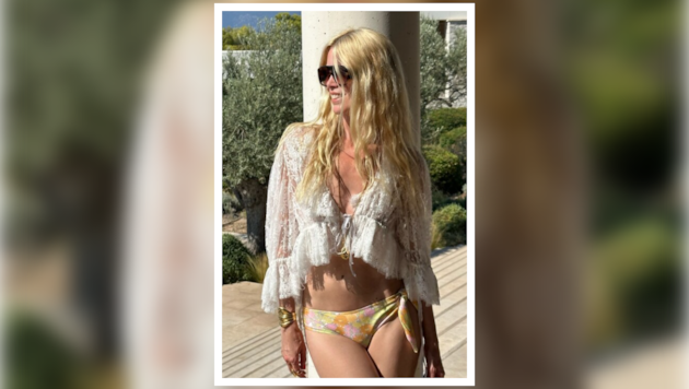 Schlank und schön wie vor 30 Jahren zeigt sich Supermodel Claudia Schiffer im Urlaub.