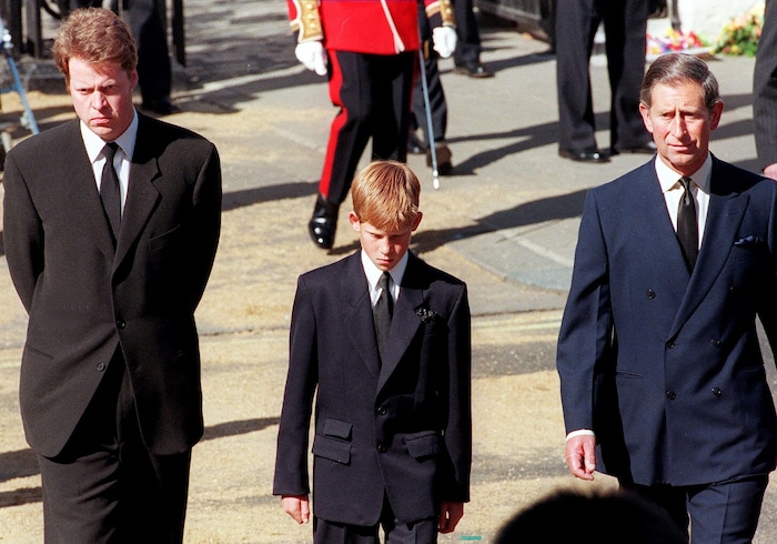 Der Earl of Spencer hält die Entscheidung des Königshauses, den kleinen Prinzen Harry hinter dem ...