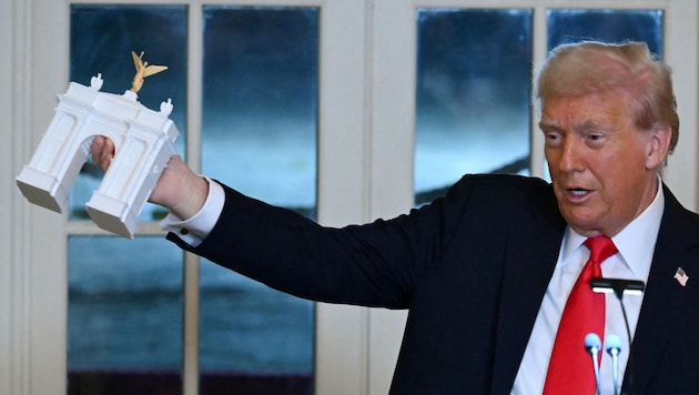 US-Präsident Donald Trump präsentierte kürzlich ein Modell des geplanten „Independence Arch“.