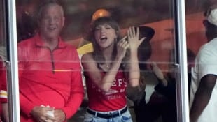 Stolz deutet Taylor auf ihren Ehering: „That‘s my husband“ („Das ist mein Ehemann“) – ruft sie ...