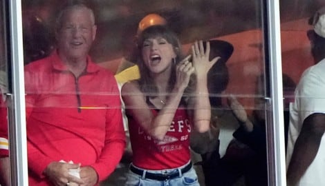 Stolz deutet Taylor auf ihren Ehering: „That‘s my husband“ („Das ist mein Ehemann“) – ruft sie ...