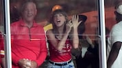 Stolz deutet Taylor auf ihren Ehering: „That‘s my husband“ („Das ist mein Ehemann“) – ruft sie ...