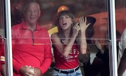 Stolz deutet Taylor auf ihren Ehering: „That‘s my husband“ („Das ist mein Ehemann“) – ruft sie ...