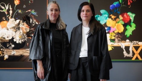 Kuratorin Eva Fischer und Claudia Larcher (re.), Künstlerin, Filmemacherin und KI-Forscherin.