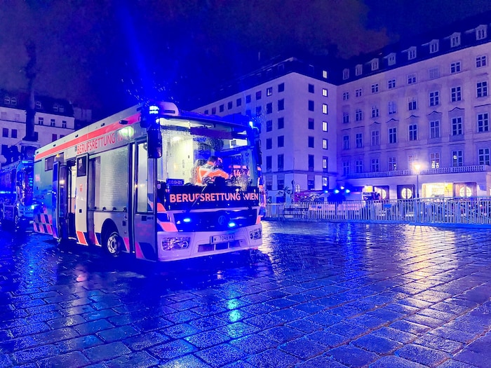 Am Sonntagabend ist es zu dem Dacheinsturz gekommen. Ein Großaufgebot an Einsatzkräften war ...
