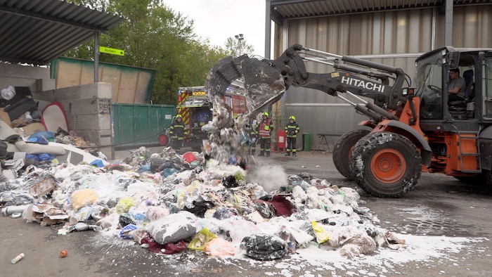 Ein Radlager durchmischte den Müll, sodass auch kleine Glutnester gelöscht werden konnten.