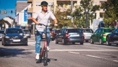 Adrian Goga zeigt, dass das ElliptiGO für die Stadt perfekt geeignet ist. Ideal auch für Frauen, ...