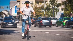 Adrian Goga zeigt, dass das ElliptiGO für die Stadt perfekt geeignet ist. Ideal auch für Frauen, ...