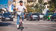 Adrian Goga zeigt, dass das ElliptiGO für die Stadt perfekt geeignet ist. Ideal auch für Frauen, ...