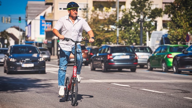 Adrian Goga zeigt, dass das ElliptiGO für die Stadt perfekt geeignet ist. Ideal auch für Frauen, ...