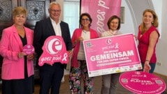 Gemeinderätin Waltraud Bachmaier, Bürgermeister Thomas Steiner, Pink Ribbon Botschafterin Ágnes ...
