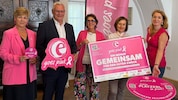 Gemeinderätin Waltraud Bachmaier, Bürgermeister Thomas Steiner, Pink Ribbon Botschafterin Ágnes ...