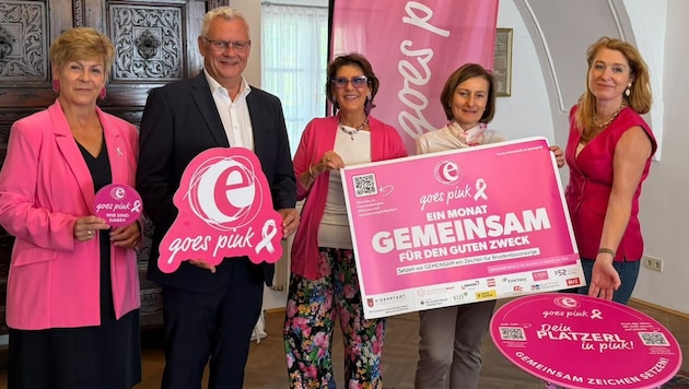 Gemeinderätin Waltraud Bachmaier, Bürgermeister Thomas Steiner, Pink Ribbon Botschafterin Ágnes ...