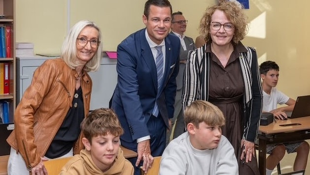 Fit am Computer – Direktorin Petra Schrott, Fritthum und Landesrätin Teschl-Hofmeister mit ...