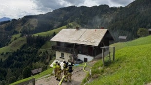 Das Gut Oberseiten im Wagrain geriet im Flammen. Die Ursache ist derzeit noch unklar.