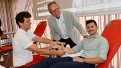 Karl Nestler (Mitte) überlebte einen Unfall nur dank Bluttransfusionen. Florian Gollenz (re.) ...
