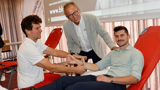Karl Nestler (Mitte) überlebte einen Unfall nur dank Bluttransfusionen. Florian Gollenz (re.) ...