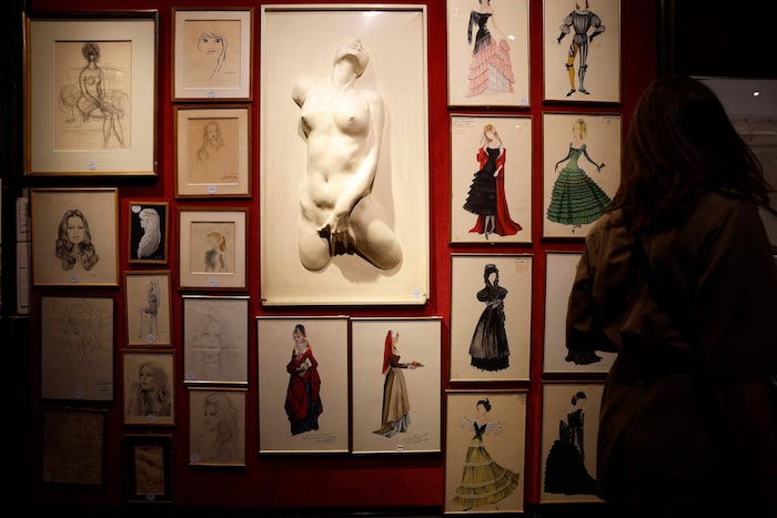 Auch Kunstwerke und Zeichnungen von Kostümen kommen unter den Hammer.