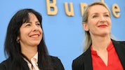 Elif Eralp (links) wird wohl Berlins nächste Bürgermeisterin, Ines Schwerdtner hat private ...