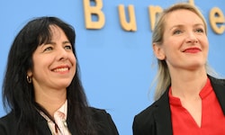 Elif Eralp (links) wird wohl Berlins nächste Bürgermeisterin, Ines Schwerdtner hat private ...