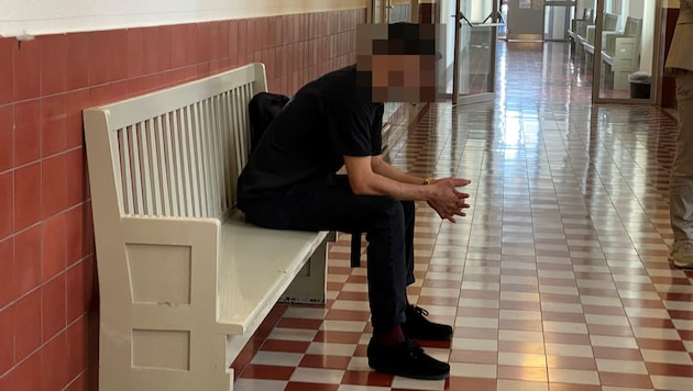 Der Angeklagte wartete im Gerichtsgang auf seinen Prozess.