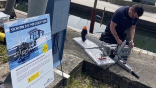 Sowohl an Land als auch zu Wasser wurden die oftmals teuren und leistungsstarken Außenborder ...