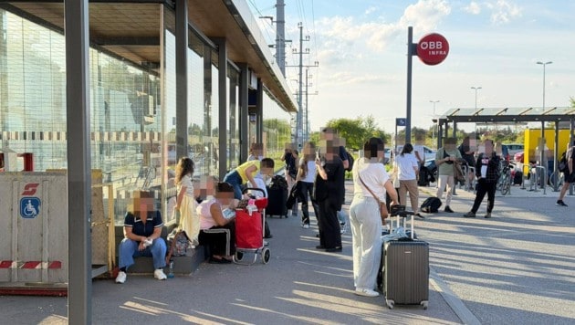 Dutzende Fahrgäste saßen am Samstag am Bahnhof Marchegg fest. 
