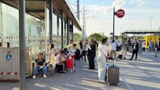 Dutzende Fahrgäste saßen am Samstag am Bahnhof Marchegg fest. 