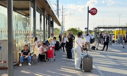 Dutzende Fahrgäste saßen am Samstag am Bahnhof Marchegg fest. 