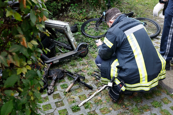 Brandermittler untersuchten den zerstörten E-Roller.