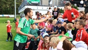 Wacker-Spieler Alexander Joppich beim Autogrammkarten verteilen.