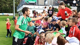 Wacker-Spieler Alexander Joppich beim Autogrammkarten verteilen.