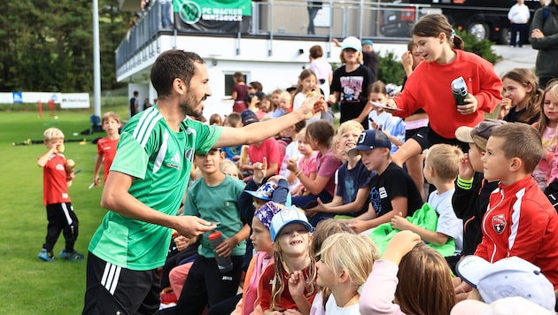 Wacker-Spieler Alexander Joppich beim Autogrammkarten verteilen.
