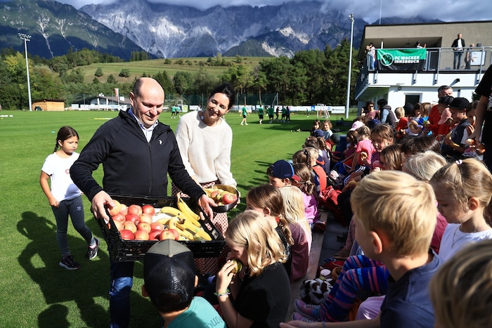 Katharina Pirktl und Christian Auer vom Alpenresort Schwarz haben für die Kids eine gesunde ...