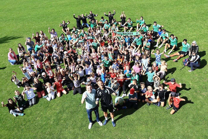 150 Schülerinnen und Schüler konnten am Montag den Profis beim Training zusehen.