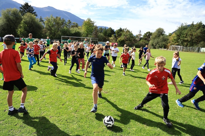 Am Ende spielten die Kinder gegen die Wacker-Spieler. Sie mussten sie sich gegen 150 Schüler ...