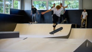 Neuer Treffpunkt für Skatefans: Die neue Skatehalle in Wels bietet jede Menge Platz für Tricks ...