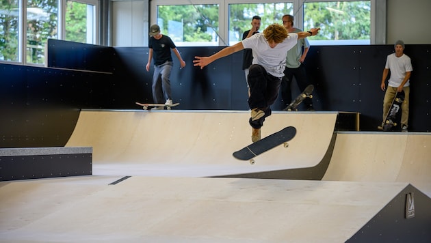 Neuer Treffpunkt für Skatefans: Die neue Skatehalle in Wels bietet jede Menge Platz für Tricks ...