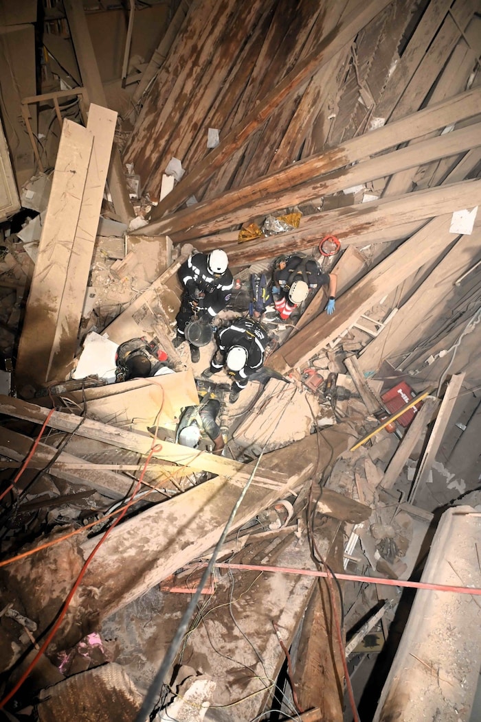 Die Einsatzkräfte suchten fieberhaft in dem einsturzgefährdeten Gebäude nach der vermissten ...